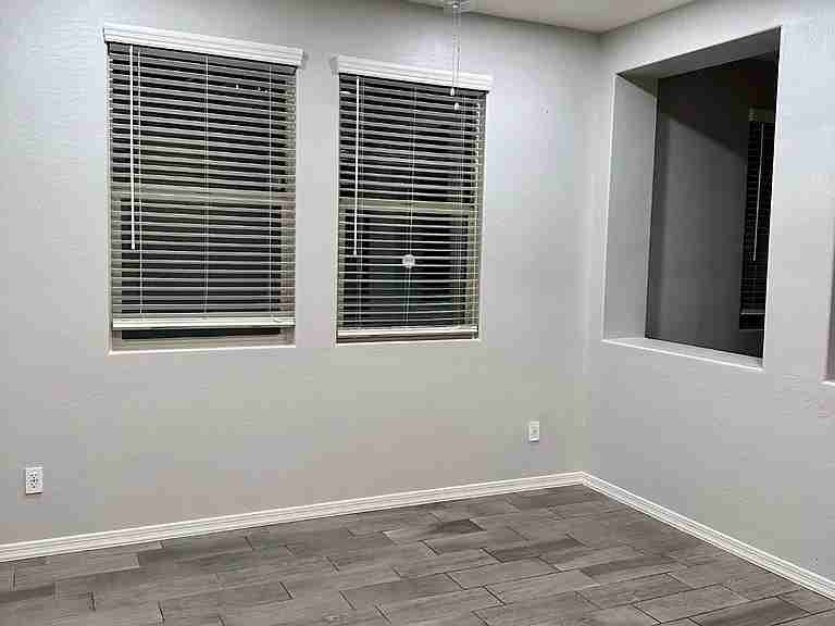 15118 W Moreland St - Photo 3 of 12