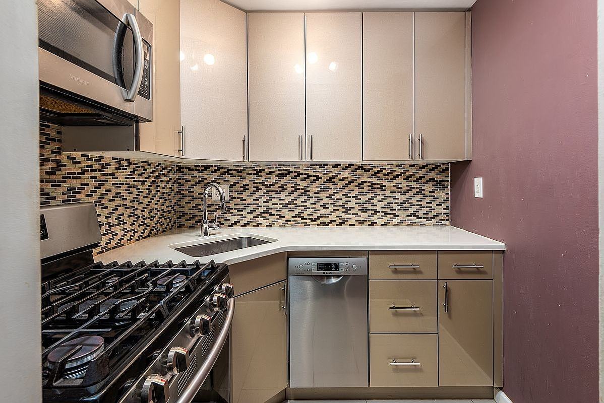 8470 129th St #2R - Photo 5 of 16