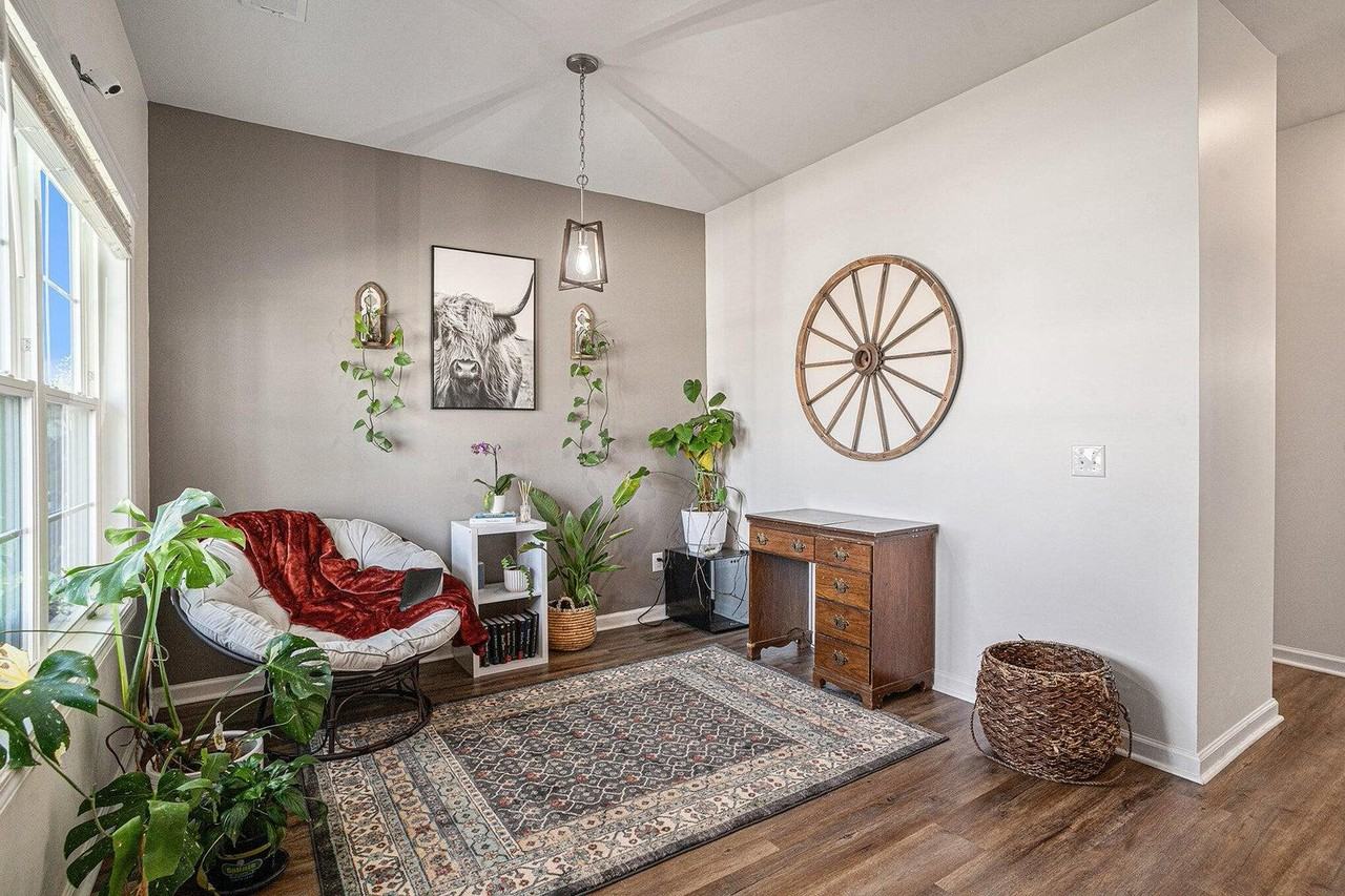 252 Hyrne Dr - Photo 4 of 11