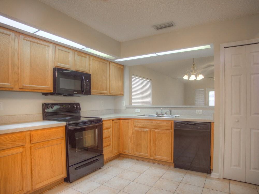 3374 Guernsey Ct - Photo 3 of 13