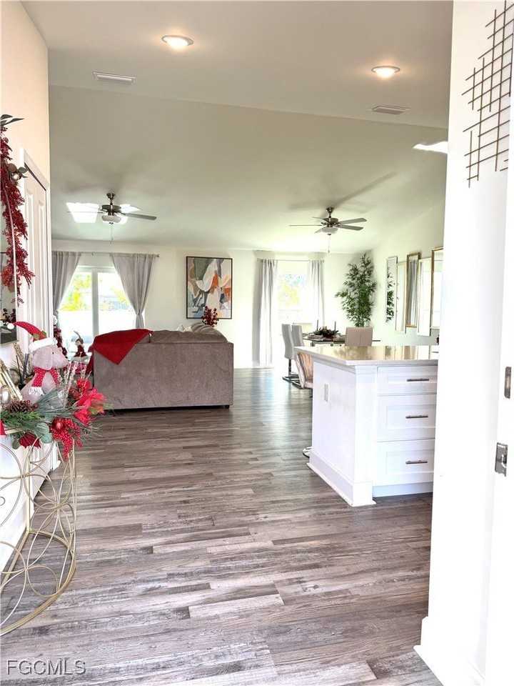 332 Nw 19th St - Photo 5 of 24