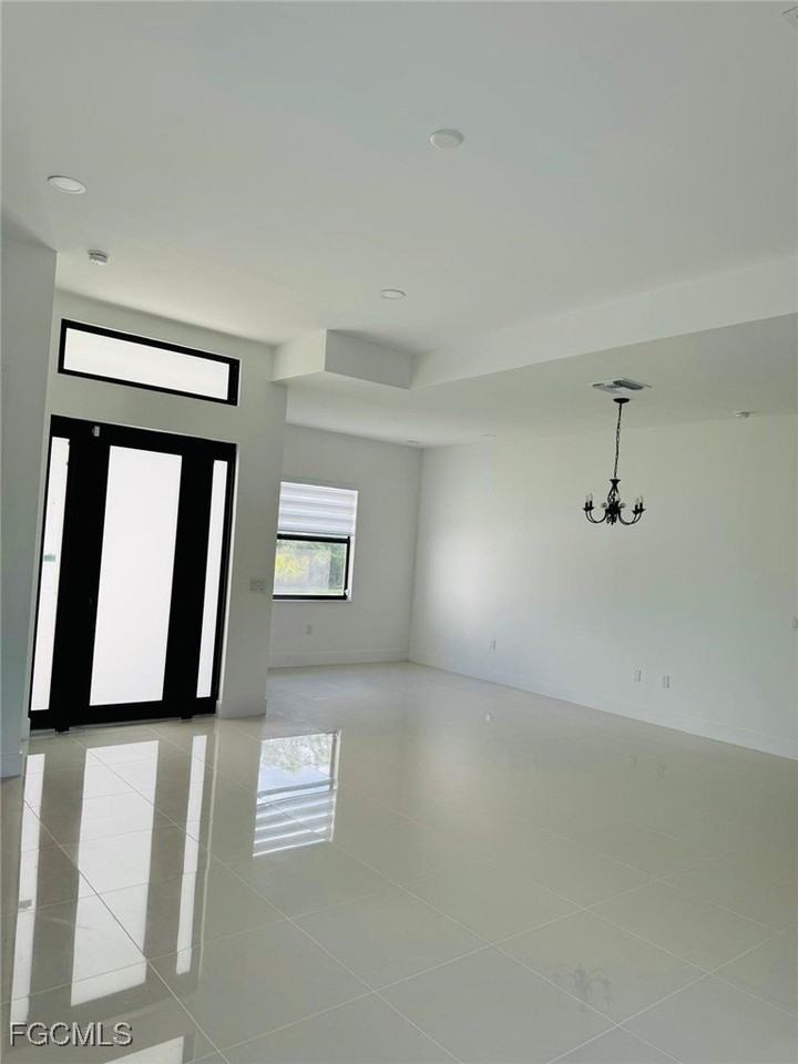 505 E 8th St - Photo 2 of 21