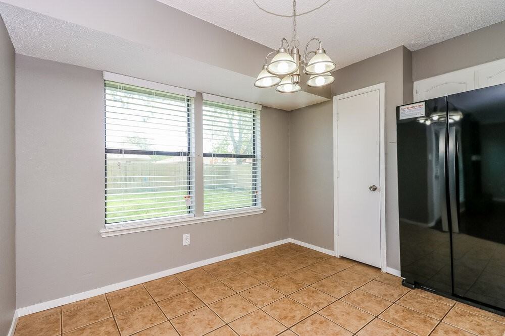 7608 Meadowlark Ln N - Photo 5 of 15