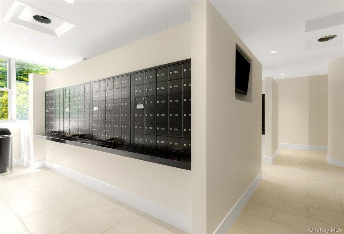 7025 Yellowstone Blvd Apt 2w - Photo 4 of 28