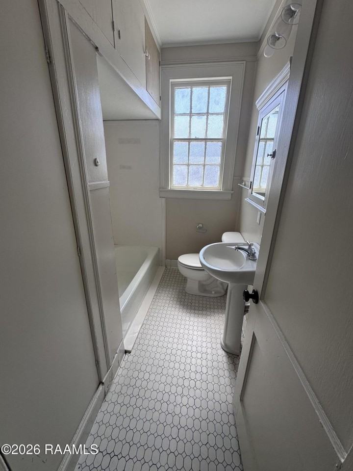 317 W University Ave Apt 4 - Photo 4 of 11