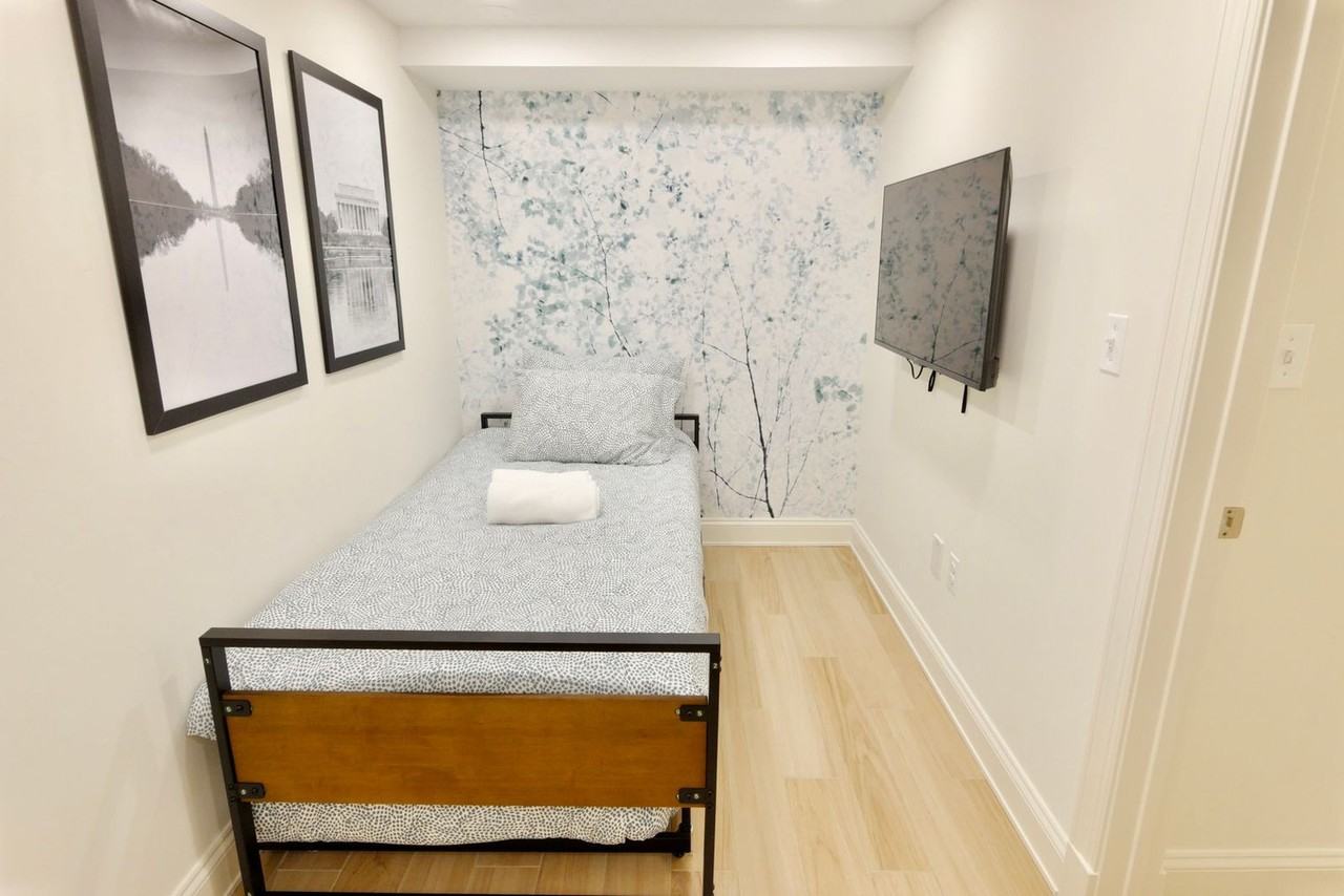 921 S Carolina Ave Se #1094240P - Photo 6 of 16