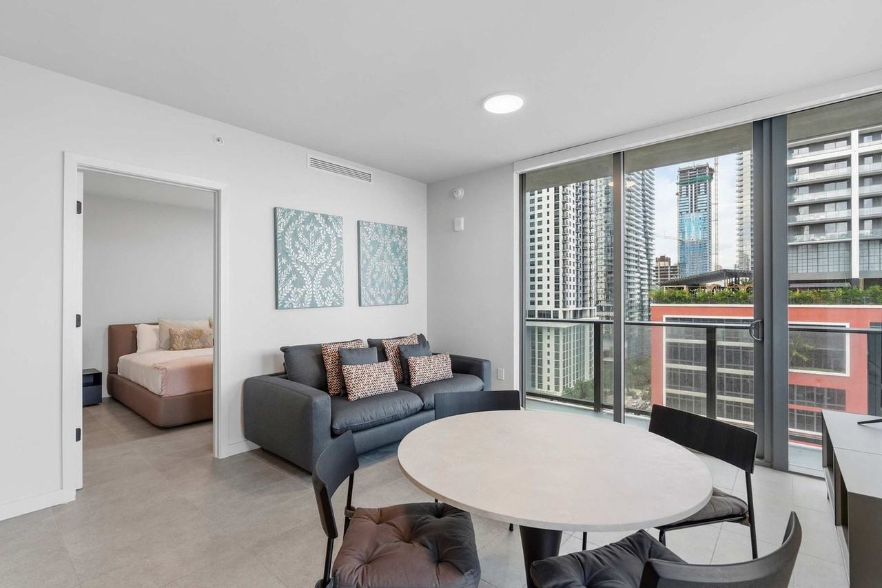 121 Northeast 5th Street - Photo 3 of 13