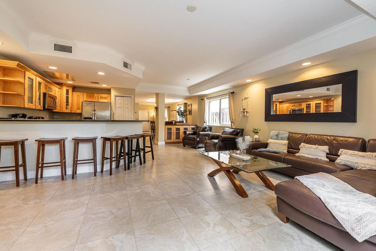 1721 Sw 23rd St #1475645P - Photo 6 of 44