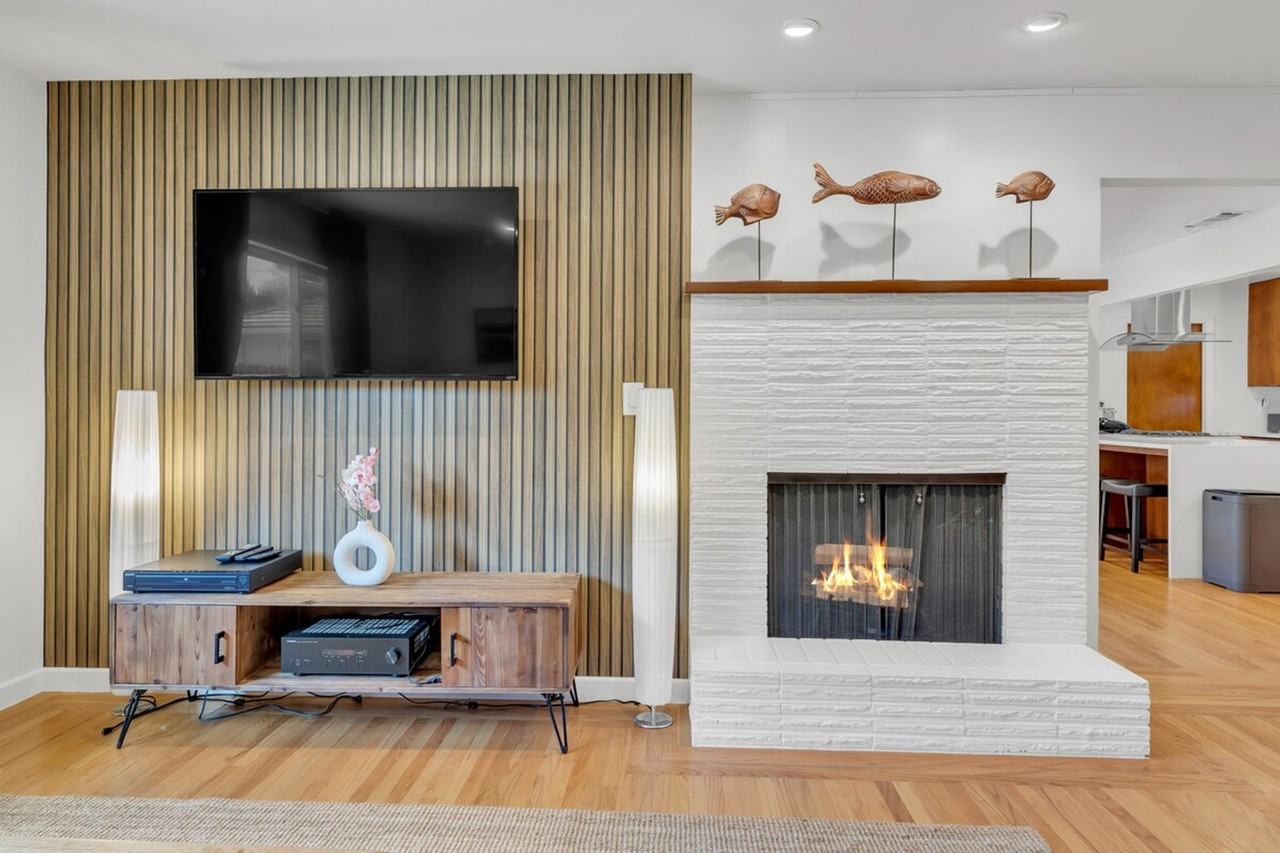 6836 S Land Park Dr #1473530P - Photo 2 of 30