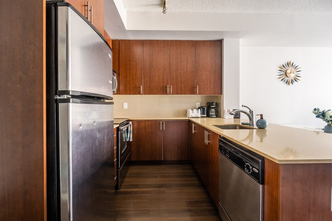 581 Front St W #1494948P - Photo 5 of 13