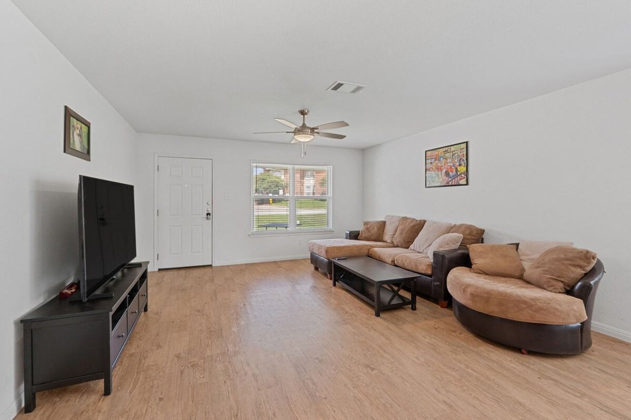 404 Sloan St #1492690P - Photo 3 of 33