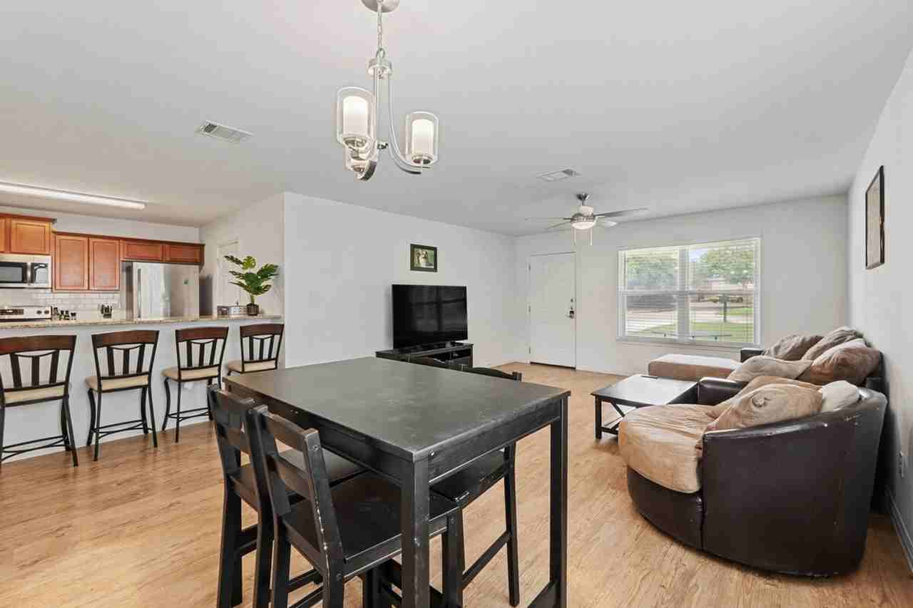 404 Sloan St #1492690P - Photo 4 of 33