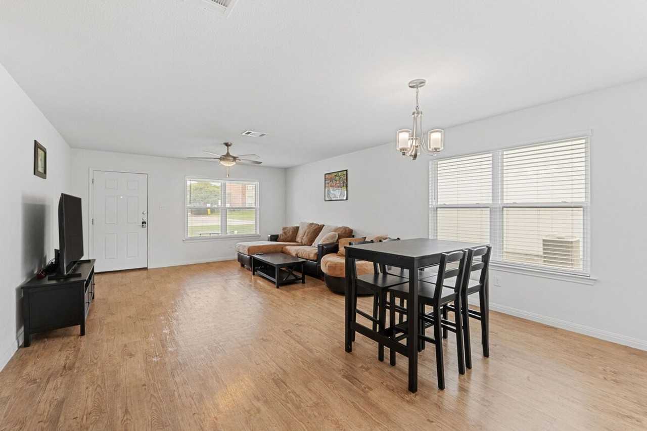 404 Sloan St #1492690P - Photo 6 of 33