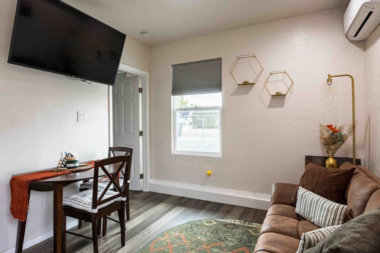 910 S Lincoln Ave #1496399P - Photo 2 of 50