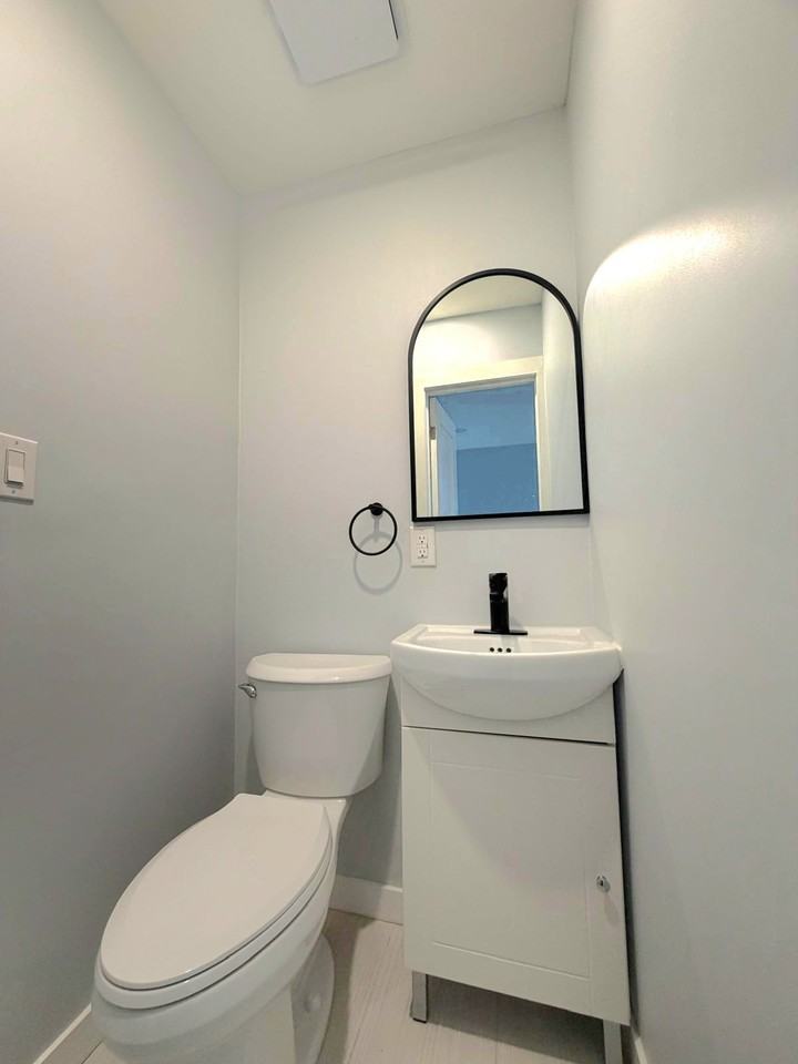 984 Ossington Avenue - Photo 7 of 15