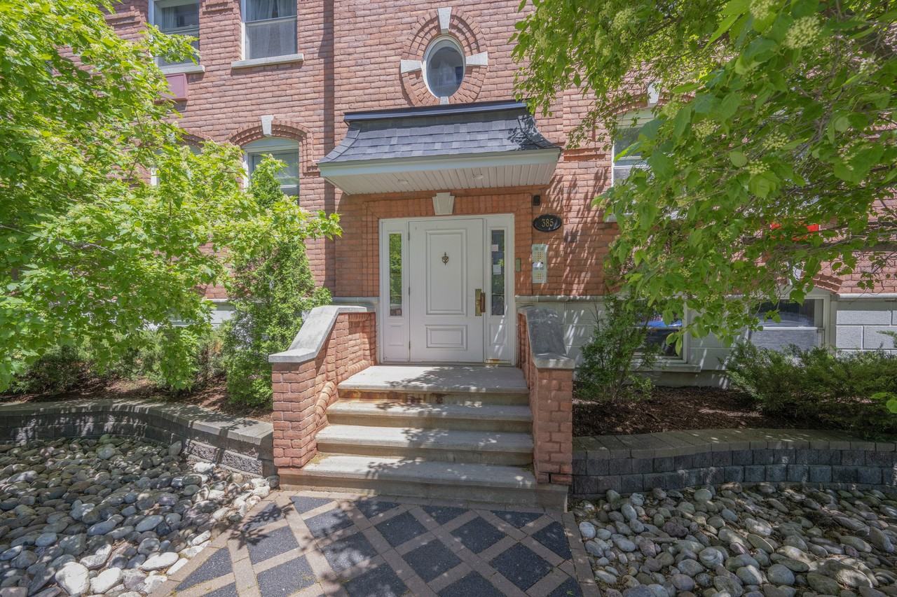 385 Bell St South - Photo 2 of 11