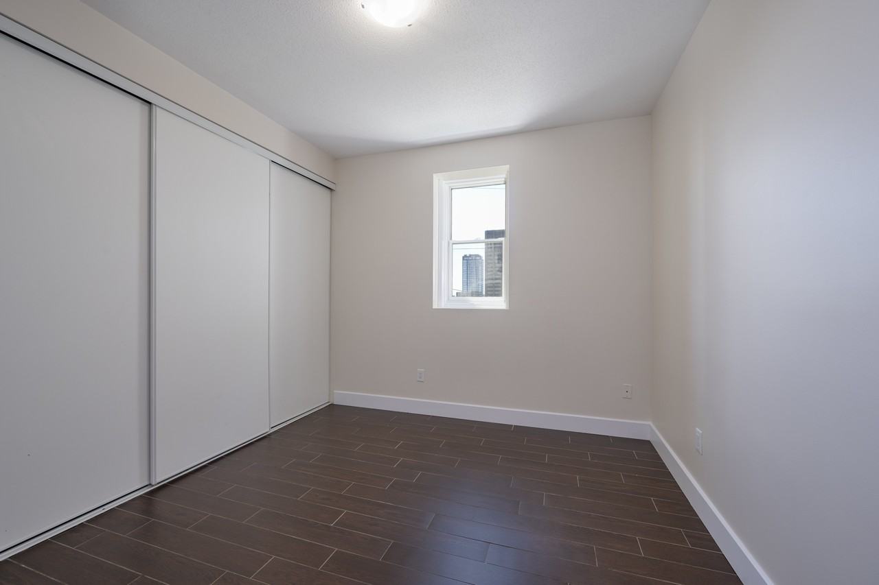 385 Bell St South - Photo 6 of 11