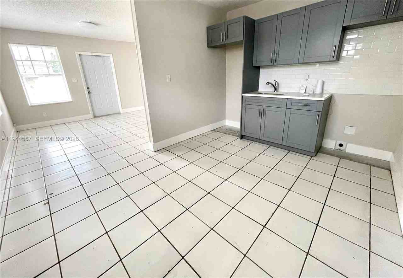 2580 Nw 4th Ct #2580 - Photo 4 of 10