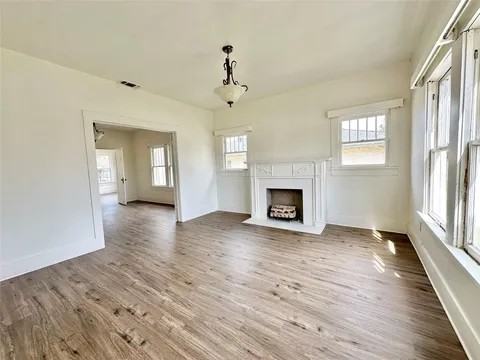 404 Locust - Photo 2 of 9