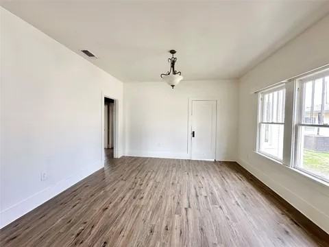 404 Locust - Photo 3 of 9