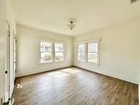 404 Locust - Photo 5 of 9