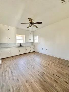 404 Locust - Photo 6 of 9