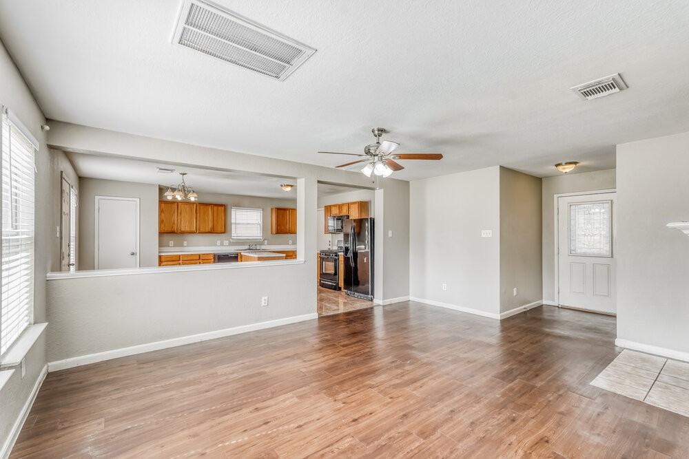 8010 Suffield Glen Ln - Photo 4 of 17