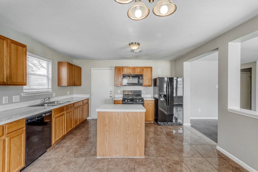 8010 Suffield Glen Ln - Photo 7 of 17