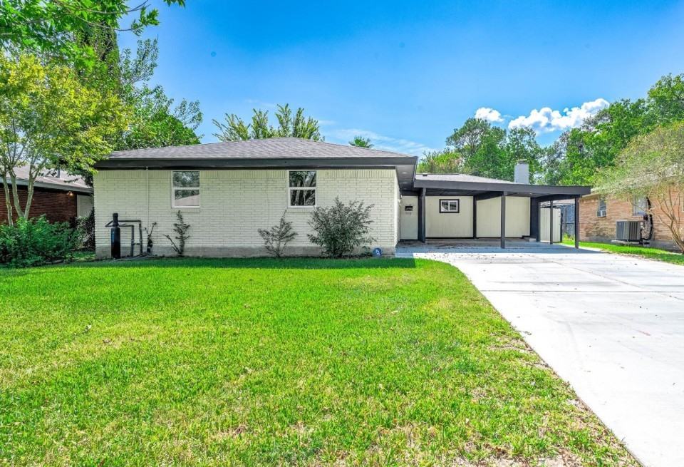 2113 21st Ave N - Photo 2 of 12