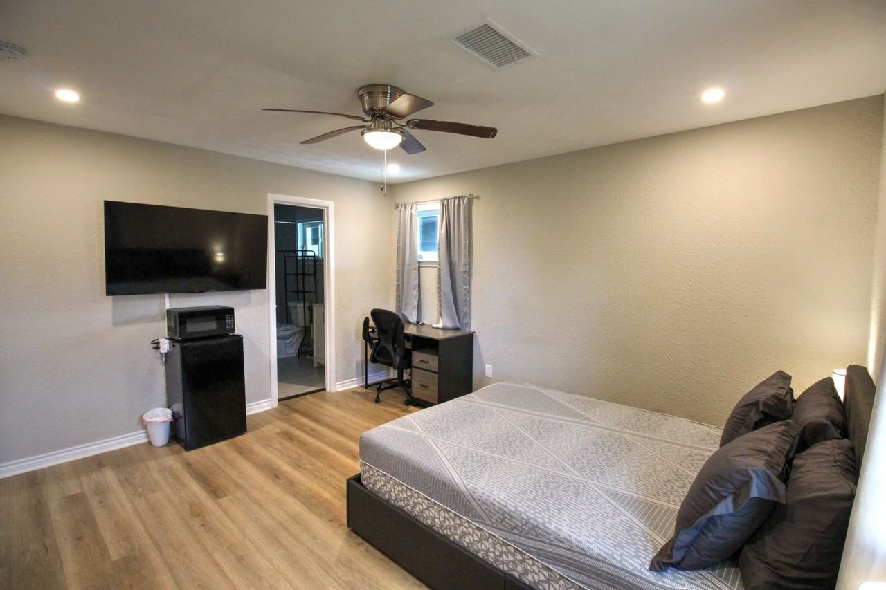 2113 21st Ave N - Photo 3 of 12