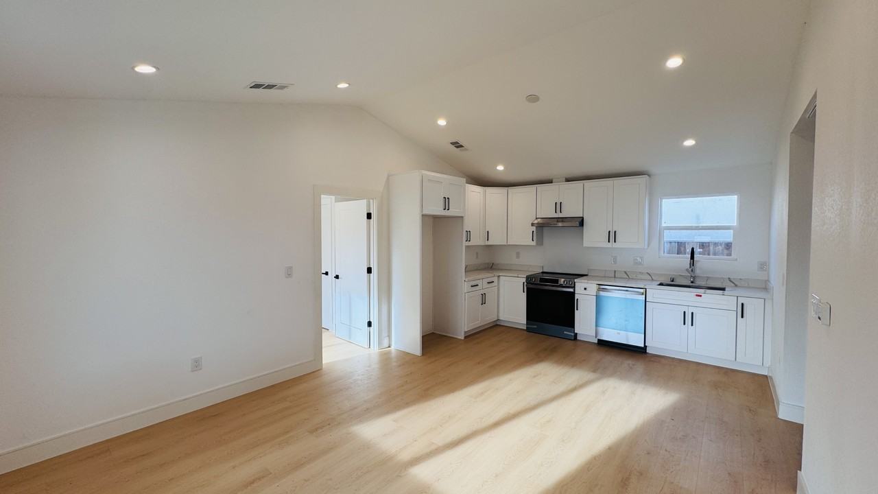 374 S 21st St #2 - Photo 3 of 17