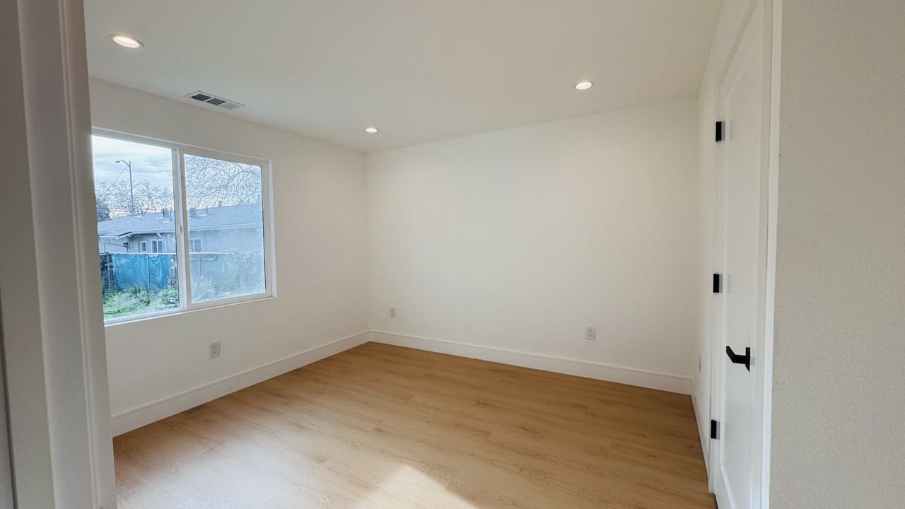 374 S 21st St #2 - Photo 4 of 17