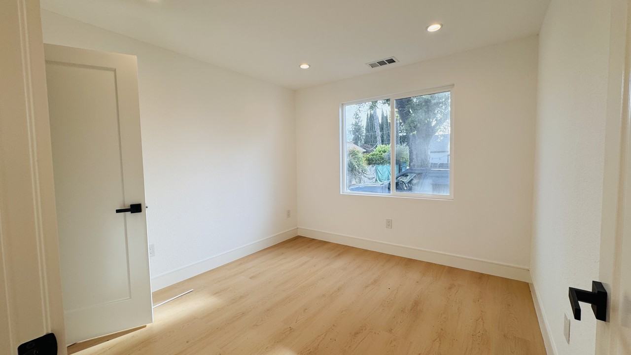 374 S 21st St #2 - Photo 5 of 17