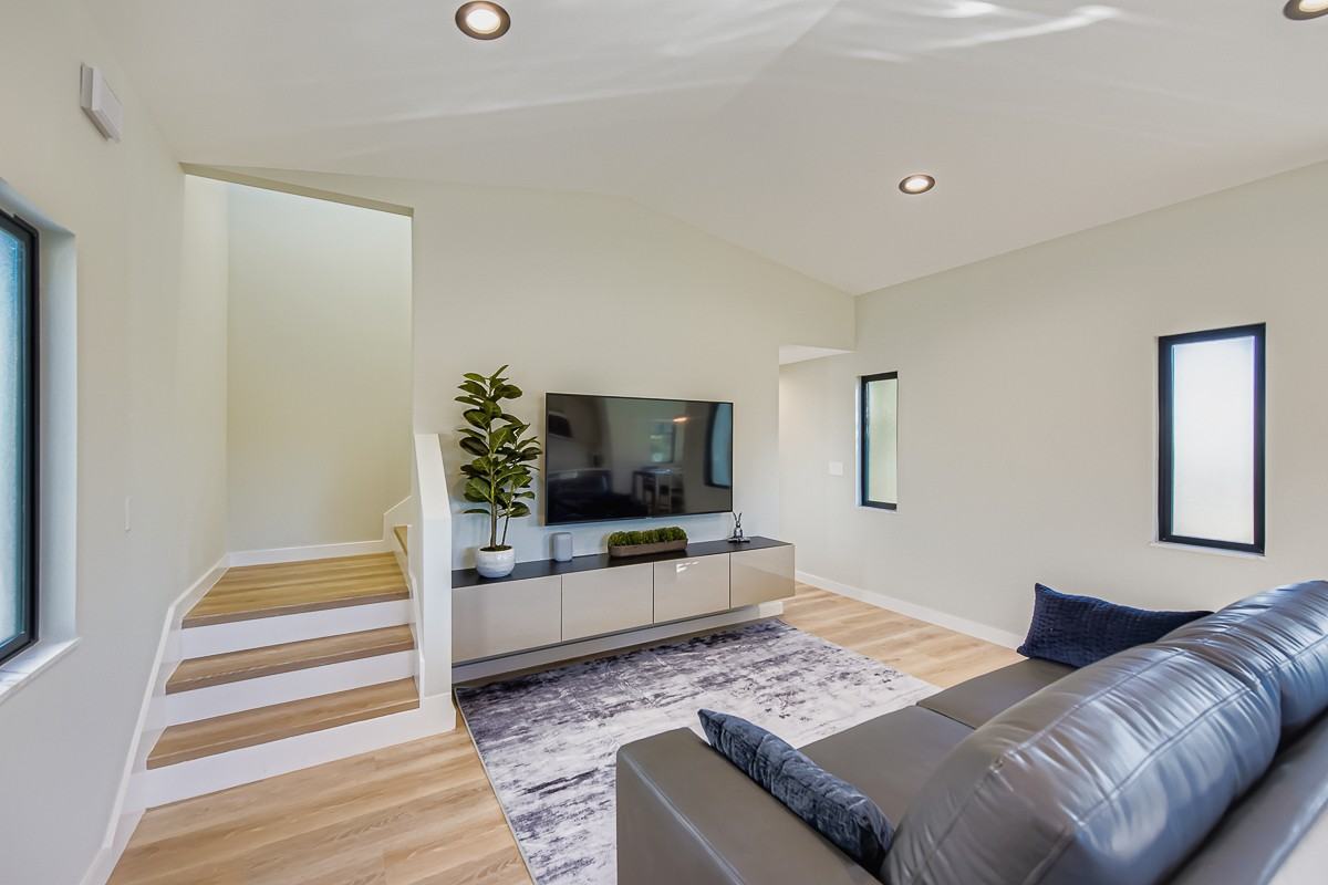 1656 York Dr - Photo 3 of 19