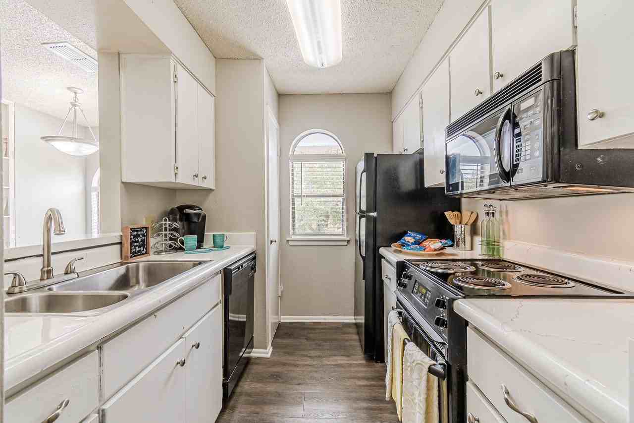 French Place Apartments - Photo 2 of 34