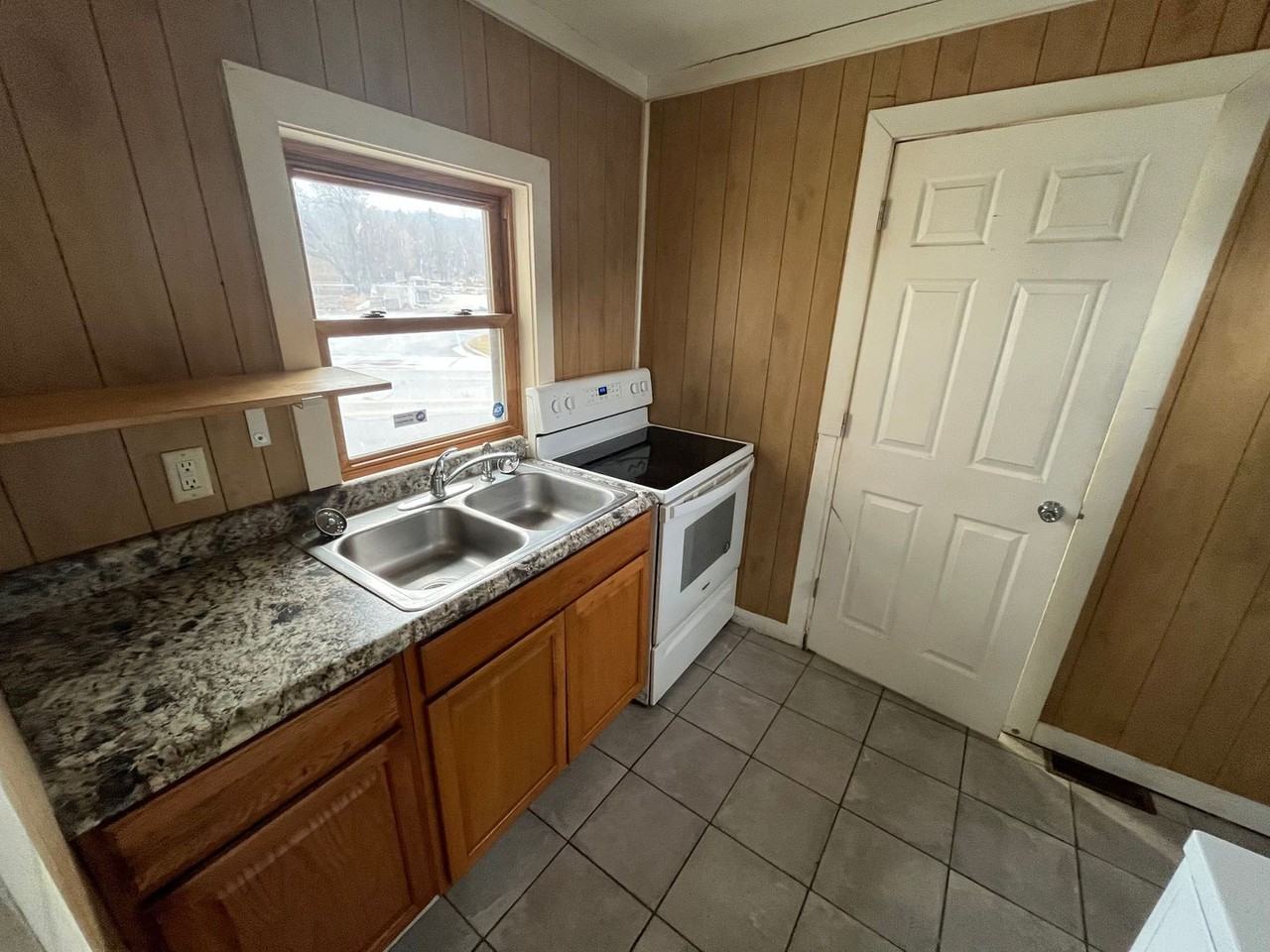 706 Erie St - Photo 7 of 9