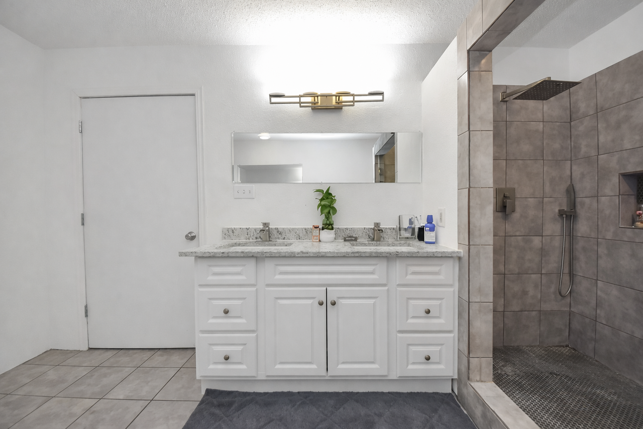 13915 Archwood St #5 - Photo 6 of 10