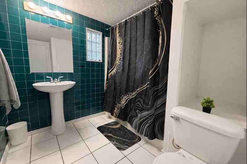 13915 Archwood St #2 - Photo 3 of 7