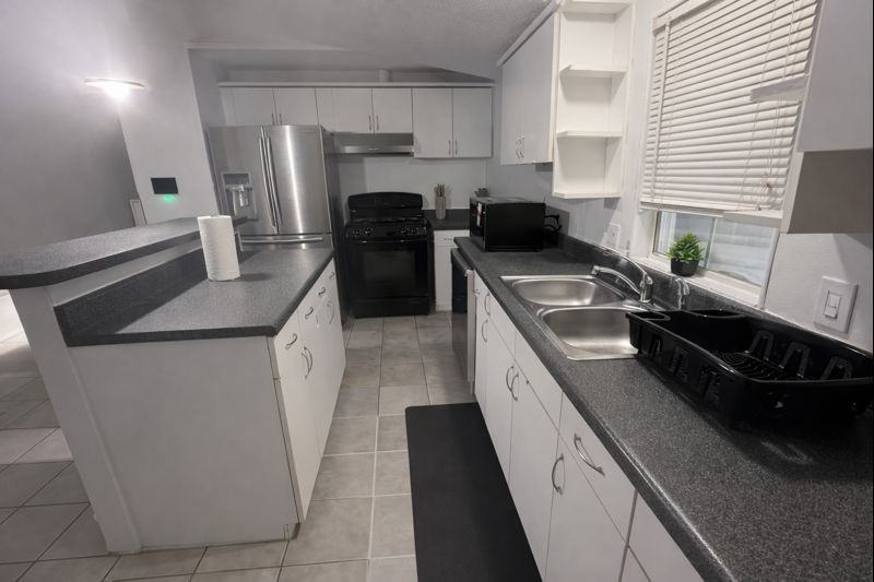 13915 Archwood St #2 - Photo 7 of 7