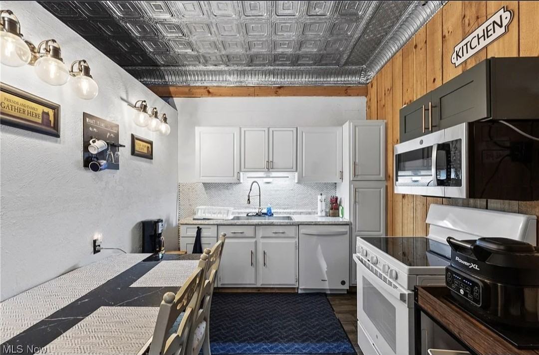 121 1st St - Photo 6 of 10