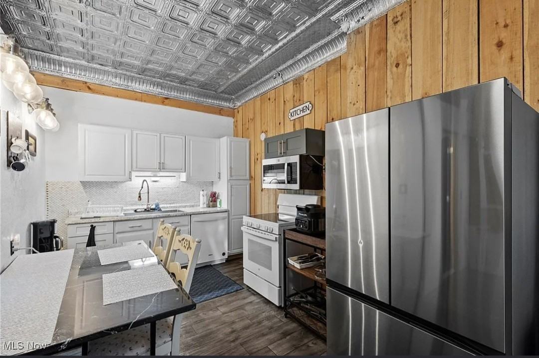 121 1st St - Photo 7 of 10