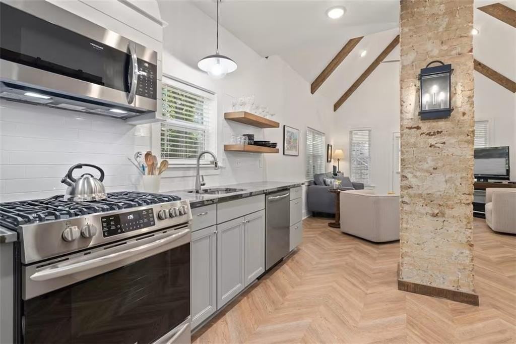 93 S West Ave - Photo 3 of 12