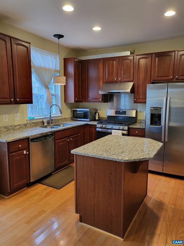 712 Rainier Rd - Photo 2 of 11