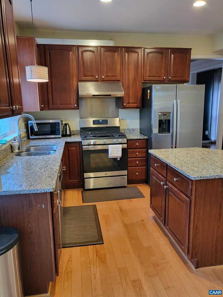 712 Rainier Rd - Photo 3 of 11