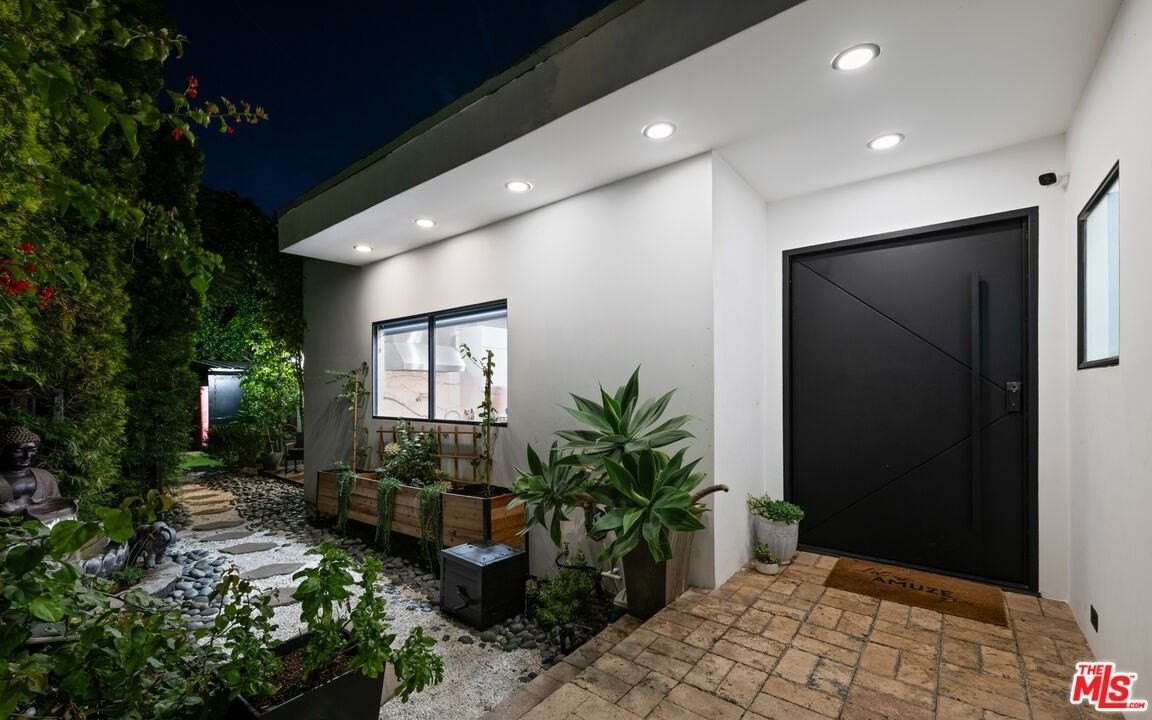 2001 Sunset Plaza Dr - Photo 5 of 43