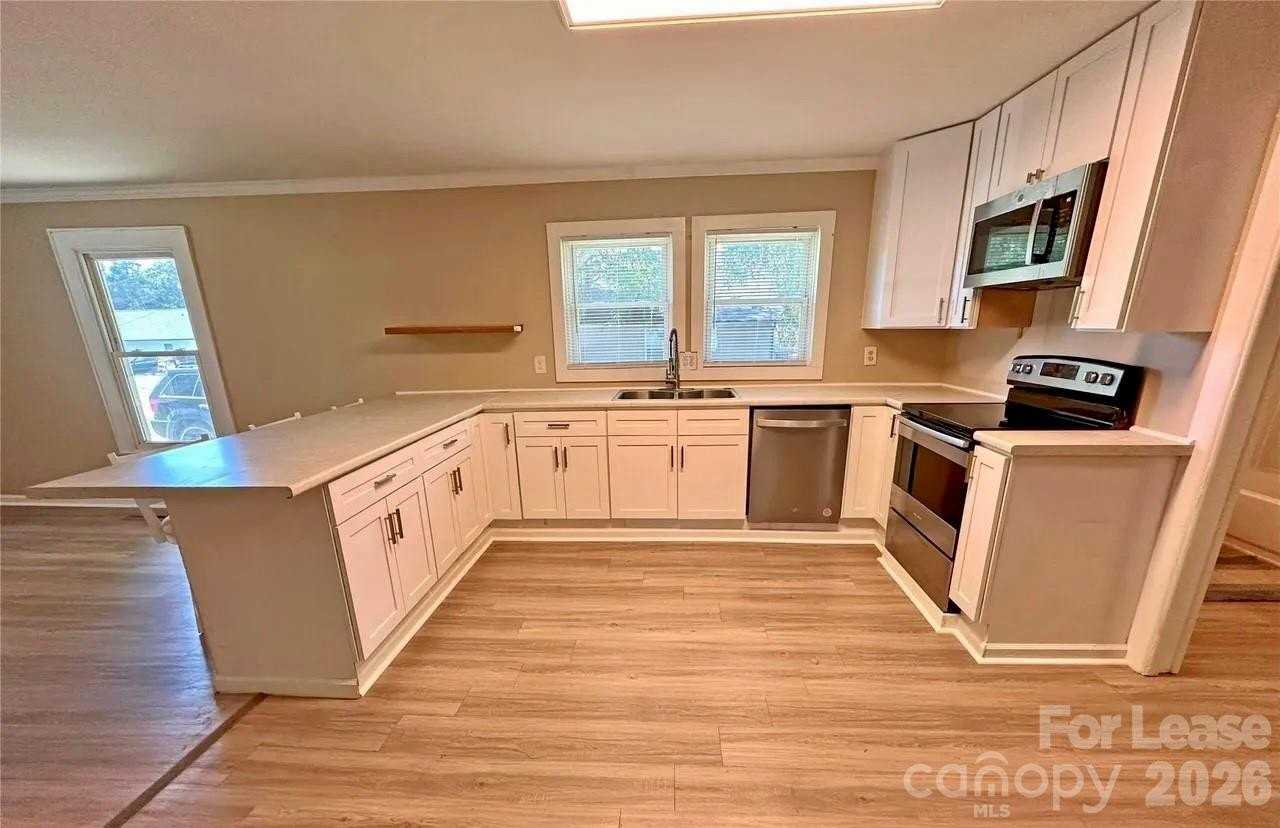 504 Locust St - Photo 3 of 4