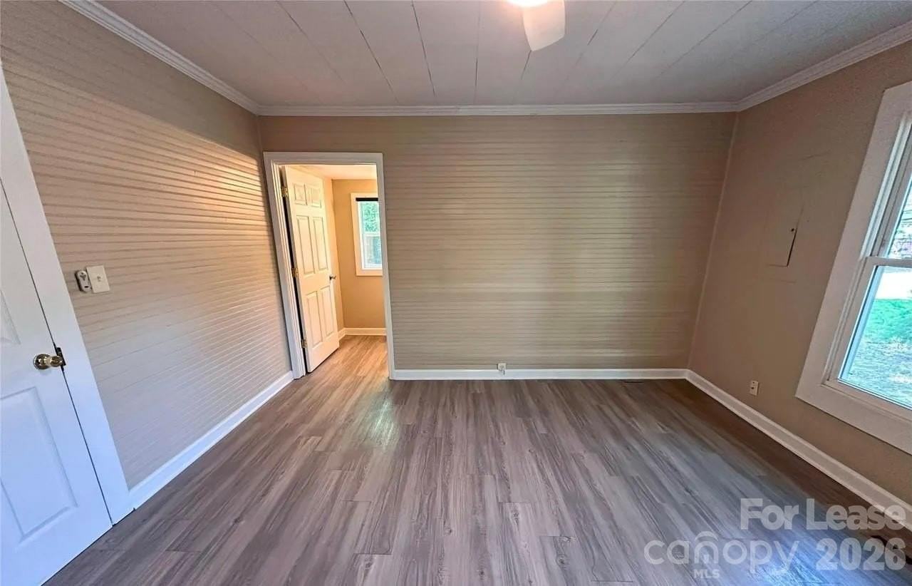 504 Locust St - Photo 4 of 4