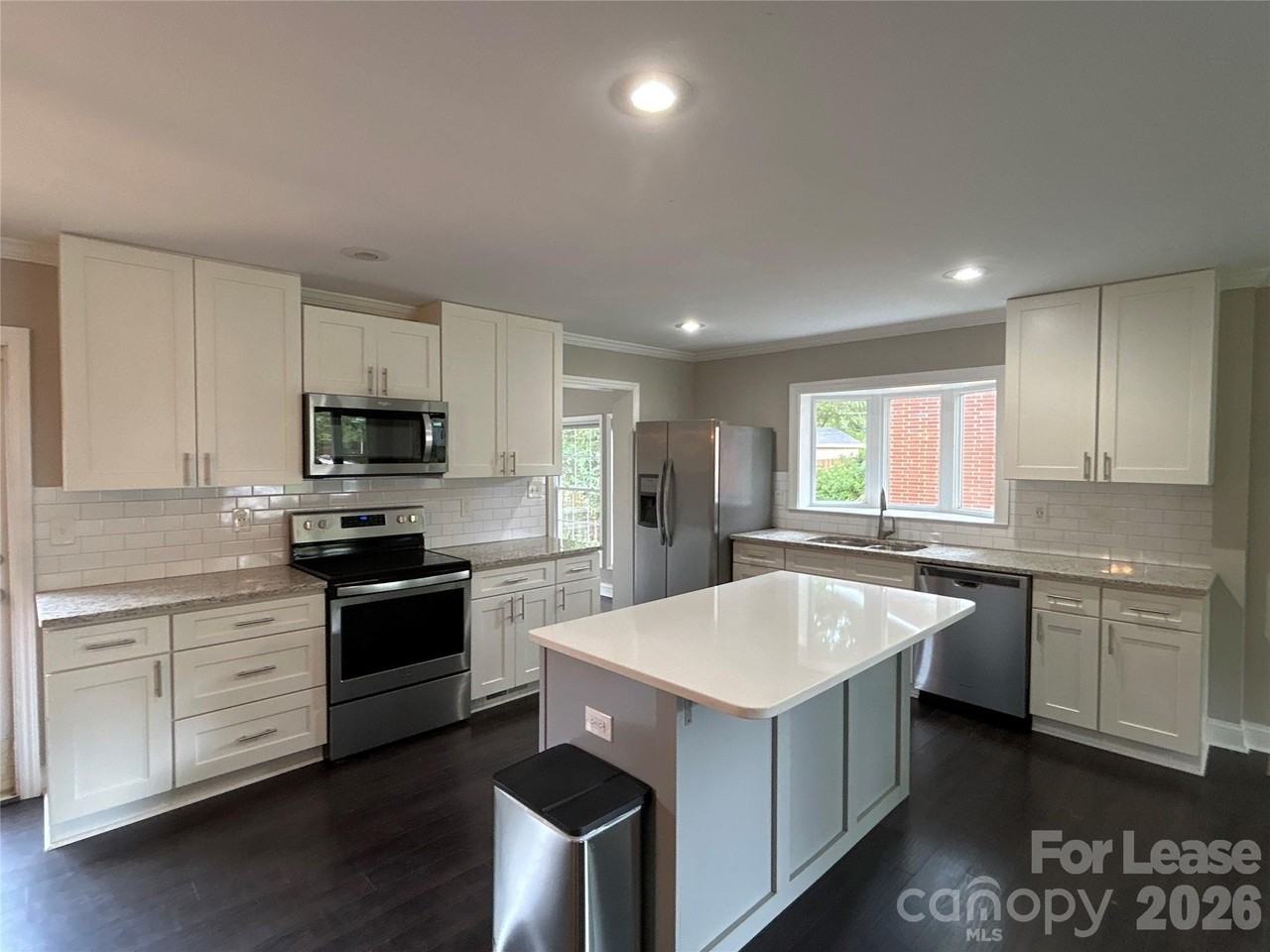 1939 Sandhurst Dr - Photo 4 of 17