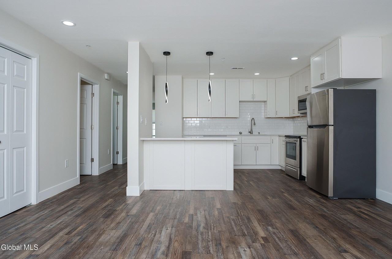 6 Arrow St - Photo 3 of 32