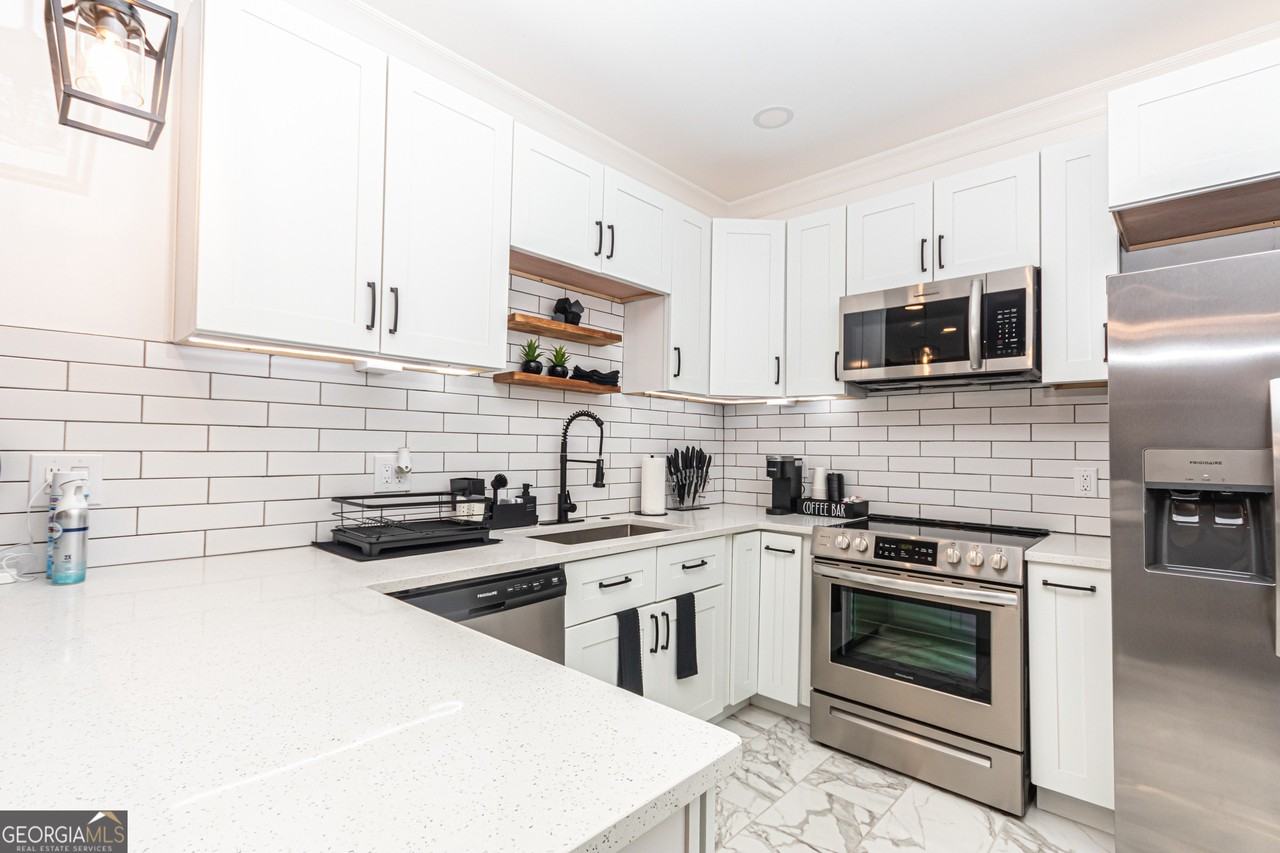 330 Macon Ave - Photo 7 of 17